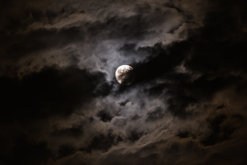 Lune derrière les nuages
